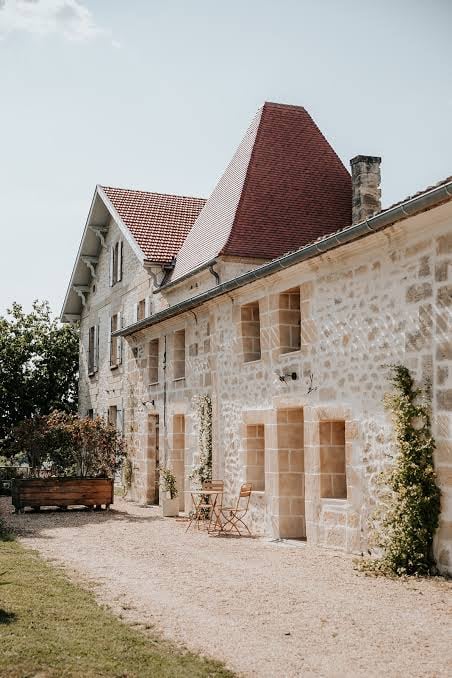 Façade en pierre du Château La Grande Clotte